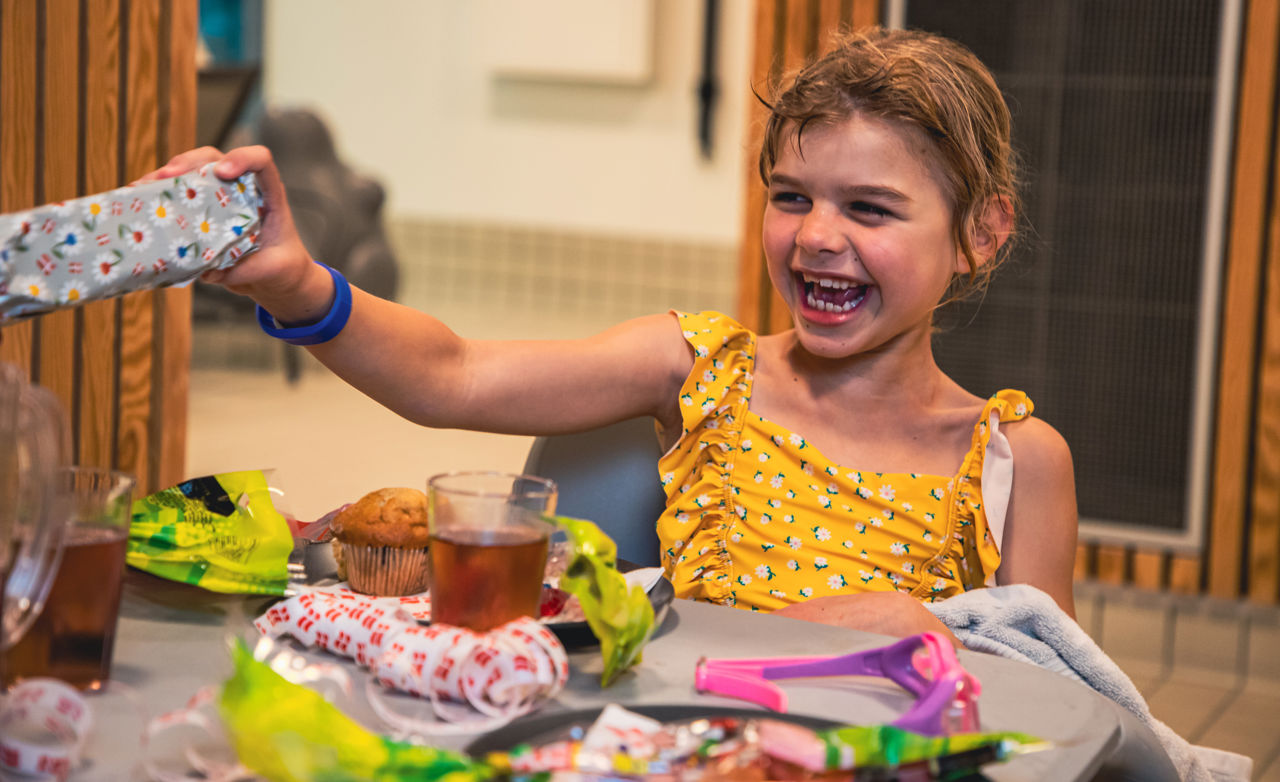 Pige får fødselsdagsgave